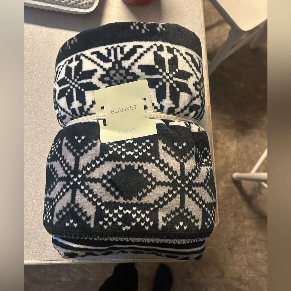 Maurice’s Nordic Patterned Black and White Blanket NWT